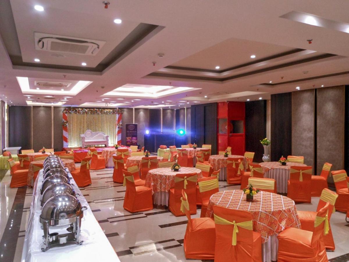 Hotel Saket 27 Нью-Дели Экстерьер фото